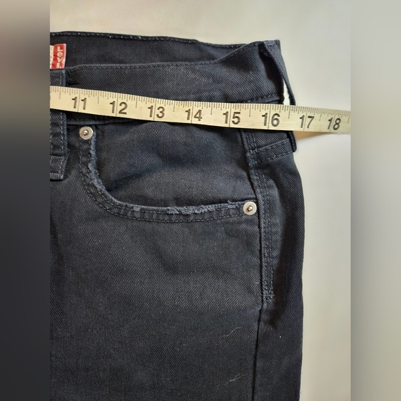 Levi's 515 Womens Black Cuffed Bottom 5 Pocket Jeweled Back Pocket Capris Size 8 - Picture 9 of 15